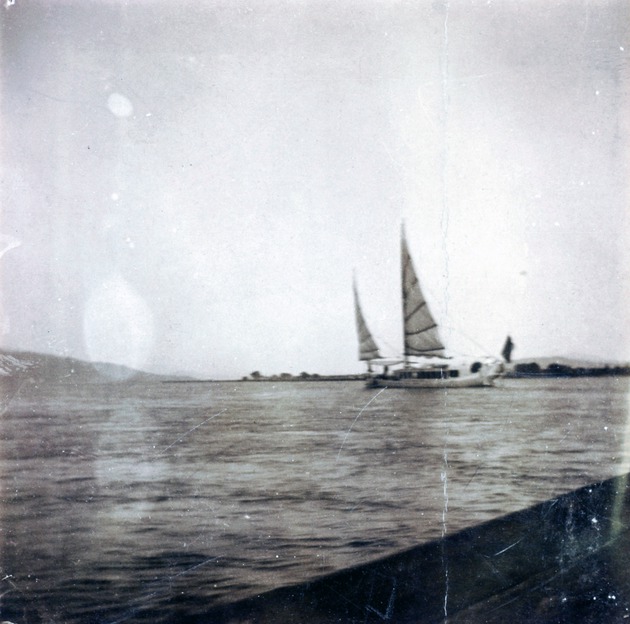 Photograph, 'On the Min river Foochow [Fuzhou] China : Foreign House boat sailing'