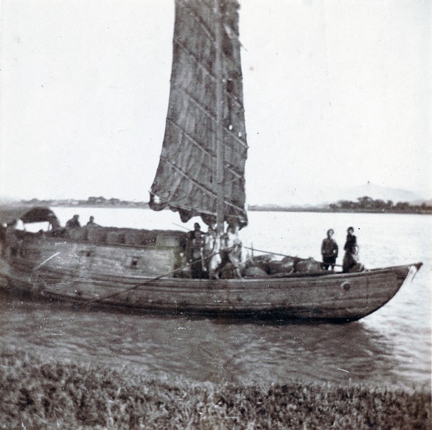 Photograph, boats on river [Min River, Foochow (Fuzhou), China]